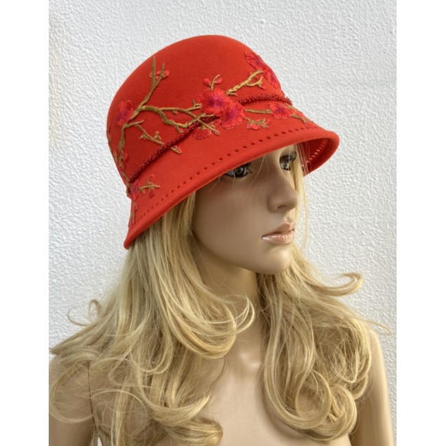 https://www.hatshop.com.ua/2316-11287-thickbox/sh-fetr-004-schlyapka-klosch-s-vyschivkoy-krasnaya.jpg